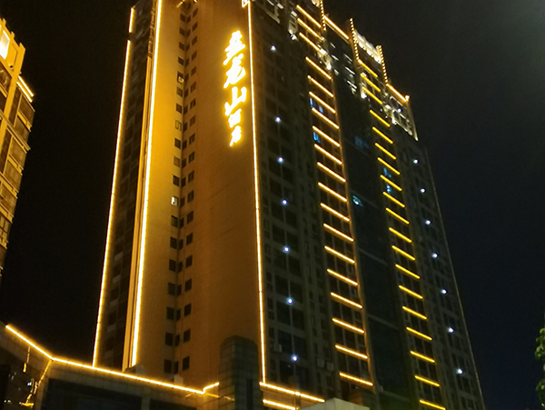 宇泉投光燈：光芒匯聚，萬千華彩