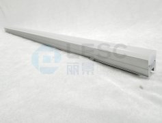 為什么線條燈硅膠燈罩擠出時要噴油？